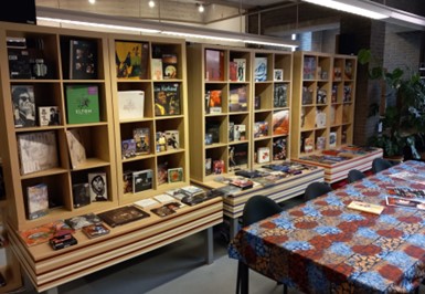 Wand met speciale cd-boxen en bijzondere items