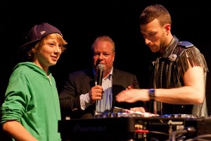 vlnr winnaar Gijs ten Den, juryvoorzitter Ben Coelman en DJ Don Diablo